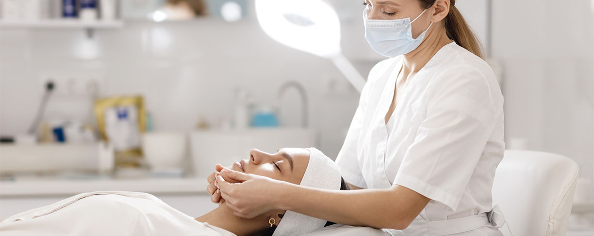 cosmetology-doctor-and-patient